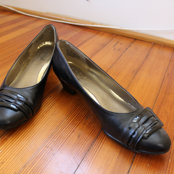 hush puppies narrow shoes